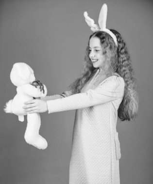 Tavşan tavşan kulakları çocuk. Paskalya hediyesi. Senin için hediye. Hediye seviyor. Bahar partisi. Yumurtası avı. Aile tatili. Tavşan oyuncak olan küçük kız. Mutlu paskalyalar. Hoş bir hediye. Bahar tebrik. Teşekkür ederiz