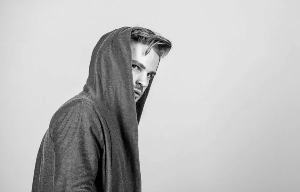 Brute maskulinitet extremt befallande ser konventionellt vacker. Manlighet och självförtroende. Man bär Hooded sport stil kläder. Maskulinitet koncept. Okonventionell men maskulin look — Stockfoto