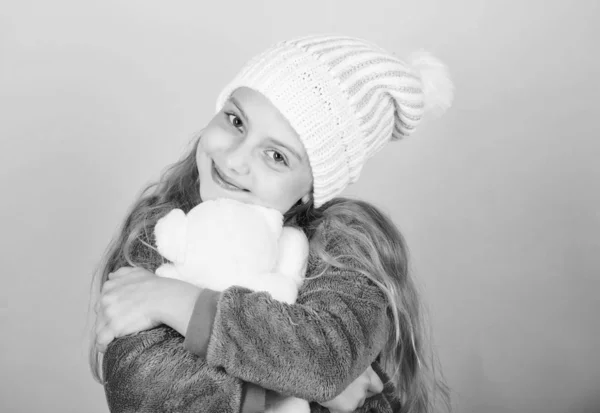 Kid bonito menina jogar com brinquedo macio ursinho de pelúcia fundo rosa. Criança menina pequena brincalhão segurar ursinho brinquedo de pelúcia. Anexos únicos a animais de pelúcia. Ursos de pelúcia melhorar o bem-estar psicológico — Fotografia de Stock