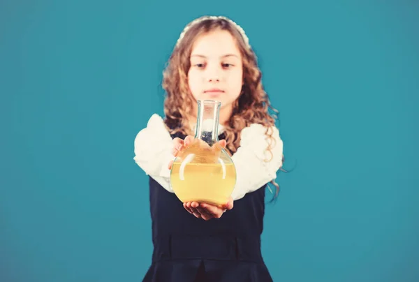 Investigación científica en laboratorio. Pequeña colegiala. educación y conocimiento. Futuro. lección de bilogía de estudio infantil. de vuelta a la escuela. Pequeña científica con frasco de prueba. Concentrada en el estudio — Foto de Stock