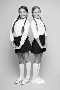 En iyi öğrenciler ödülü. Her şeyi doğru yapmak. Mükemmel öğrenciler. Sarı arka planda kızlar mükemmel üniforma kıyafeti. Okul kurallarına göre. Sınıf arkadaşları düzenli öğrenciler. Yetenekli çocuklar için eğitim programı