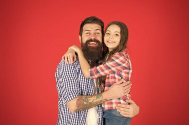 Aileden başka bir şey yok. babası ile mutlu küçük kız. Küçük çocuk babasını seviyor. Babalar günü. çocuk günü. uluslararası çocuk günü. Aile bağları. baba ve kızı kucaklamak. mutlu çocuklar günü