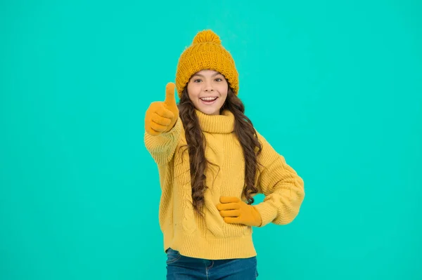 Ξέγνοιαστη παιδική ηλικία. Χειμερινές διακοπές. Κατάστημα ρούχων. Χειμερινή συλλογή. Μικρό παιδί φοράει καπέλο πουλόβερ γάντια. Κλιματικό έλεγχο. Κρύο καιρό. Χαριτωμένο κορίτσι απολαμβάνουν τη χειμερινή περίοδο. Μικρό παιδί φοράει πλεκτό καπέλο — Φωτογραφία Αρχείου