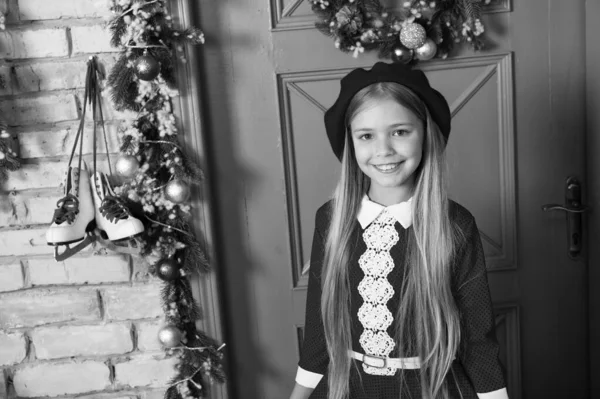 A boina vermelha é sempre uma boa ideia. Criança elegante. Pouco fashionista na decoração xmas. Menina da moda pronto para a festa de Natal. Menina pequena criança no vestido de Natal. Modelo pequeno com aparência de moda — Fotografia de Stock