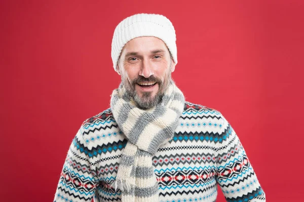 Yetişkinler için kış modası trendi. Olgun erkek kırmızı arka plan. Soğuk hava tarzında olgun bir insan. Olgun moda modeli. Sıcak tutacak bir şeyler bul. — Stok fotoğraf