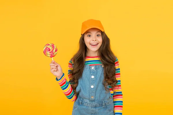 Gelukkig lolly snoep voor kinderen. Dat joch heeft plezier. snoepwinkel concept. optimist van nature. Een mooi leven. Gelukkige jeugd. positief en vriendelijk. Gelukkige kinderdag. kleine meisjes hipster stijl. Ik hou van lolly. — Stockfoto