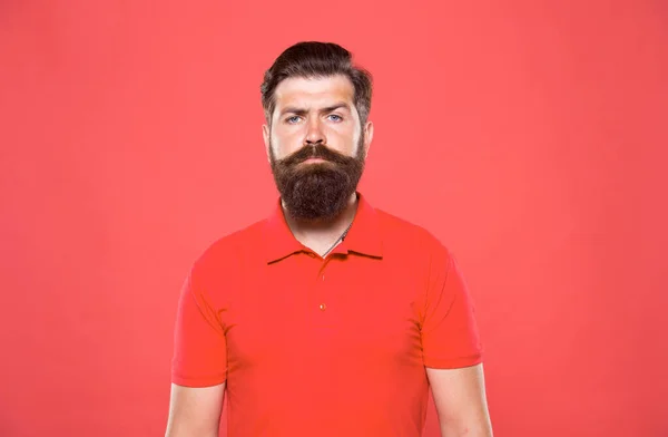 A contratar barbeiro. Carreira de barbeiro. Salão de barbeiro. Homem hipster barbudo com barba longa e bigode no fundo vermelho. Penteado é tipo arte. Hipster bem preparado. Conceito de barbearia. Cuidados com o cabelo facial — Fotografia de Stock