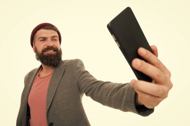 En iyi selfie'si henüz gelmedi. Sakallı adam selfie kameraya gülümsüyor. Mutlu hipster elinde akıllı telefon ile selfie çekiyor. Her açıdan mükemmel selfie