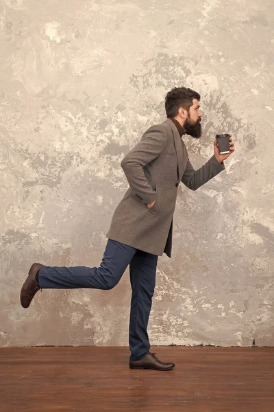 Lässiger Stil. Modernes Leben. Trendiger Mann mit Bart. Brutaler bärtiger Hipster in Jeans. Männermode Modell. Reife Geschäftsleute trinken Kaffee zum Mitnehmen. Beeilen, im Trend zu sein. Eile bei der Arbeit — Stockfoto