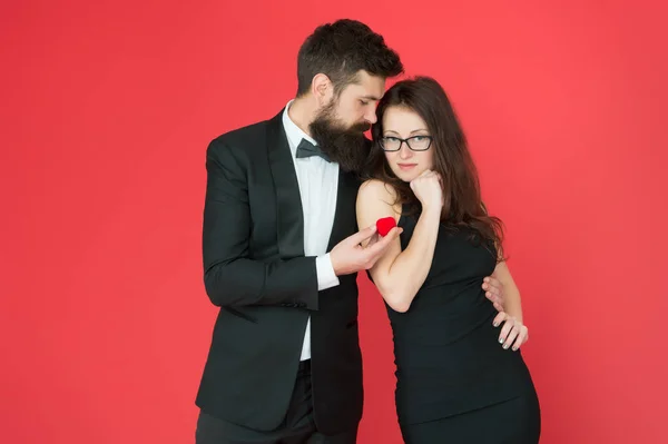 Vuoi sposarmi? L'uomo barbuto fa la proposta di matrimonio alla donna sexy. Hipster fare proposta di matrimonio per ragazza sensuale. Una coppia innamorata. Proposta d'amore e fidanzamento. Gioielli e gioielli — Foto Stock