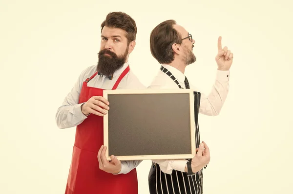Apron erkekler sakallı barmen boş tebeşir tutmak. Kara tahta reklamı olan barmen. Hipster barmen kara tahta kopyalama alanı göstermektedir. Restoran personelini işe almak. Erkekler mutlu saatler bilgilendiren sakallı — Stok fotoğraf