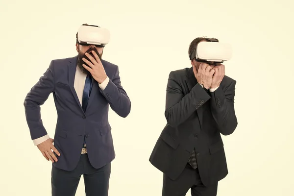 Testar novas tecnologias. tecnologia moderna em negócios ágeis. homens de negócios usam óculos VR. homens maduros com barba de fato. Futuro digital e inovação. realidade virtual. Parceria e trabalho em equipa — Fotografia de Stock