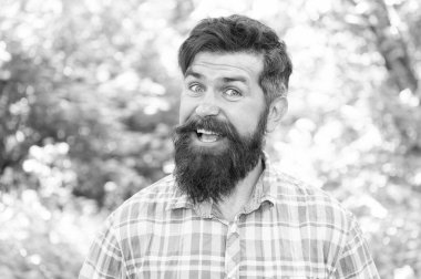 Yaz tatili konsepti. Adam sakallı hipster yeşil ağaçlar arka plan. Yürüyüş ve seyahat. Adam yaz doğada dinlenmek. Çevreile birleşmiş. Yakışıklı oduncu. Yaz ormanında erkek sakalı ve bıyığı