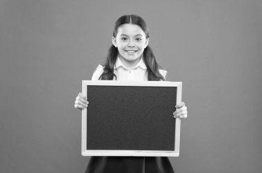 Okul satışları. geri okula. mutlu öğretmenler günü. 1 Eylül 'de. küçük kız duyuru göstermek. Chalkboard ile mutlu küçük okul kız. kopya alanı için tahta. Bilgi. hometask yazmak