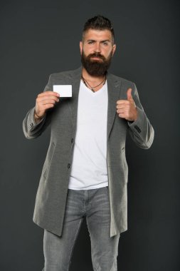 Kredi kartı. Kolay para. Temassız ödeme. Hangi banka kartını almak kolay? Alışverişe. Kredi kartı özgürlüğü ve özgüven. Sakallı hippi adam plastik kart tutuyor. Bankacılık ve kredi kavramı