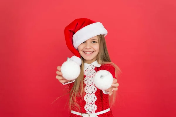 Universaldekorationer. Julinredning. Vinterlov. Lekfullt humör. Snöbollskoncept. Lycklig pojke. Lägg till några dekorationer. Juldekorationsidéer. Barn jultomten kostym hålla jul bollar — Stockfoto