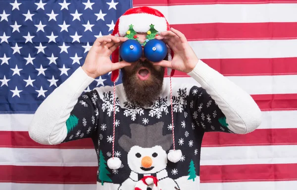 Patriotische Überraschung. Überraschte Hipster halten Christbaumkugeln als Brille in der Hand. Bärtige Männer schauen überrascht. Weihnachtsüberraschung. Für eine lustige Überraschung. Weihnachten und Neujahr. Ferienzeit — Stockfoto