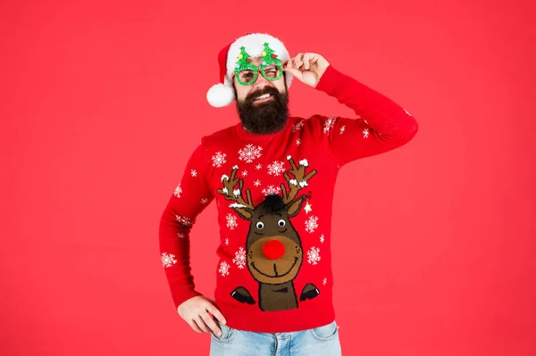 Szarvas pulóver. Hipster szakállas férfi téli pulóvert és kalapot visel. Kötött pulcsi. Boldog új évet! Karácsonyi hangulat. Téli partiszerkó. Ruhaüzlet. Vegyél ünnepi ruhát. Ünnepi kiegészítők — Stock Fotó
