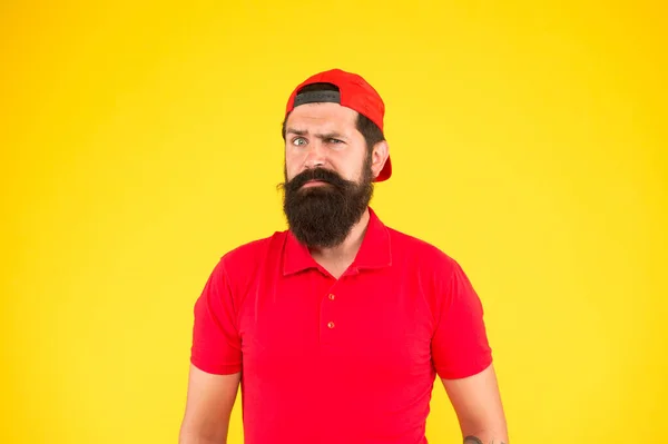 Salone da barbiere e cura dei peli sul viso. essere trendy e brutale. Barba e baffi toelettatura. triste maturo hipster sfondo giallo. uomo barbuto camicia rossa e cappello. moda estate maschile. Shampoo per uomo — Foto Stock