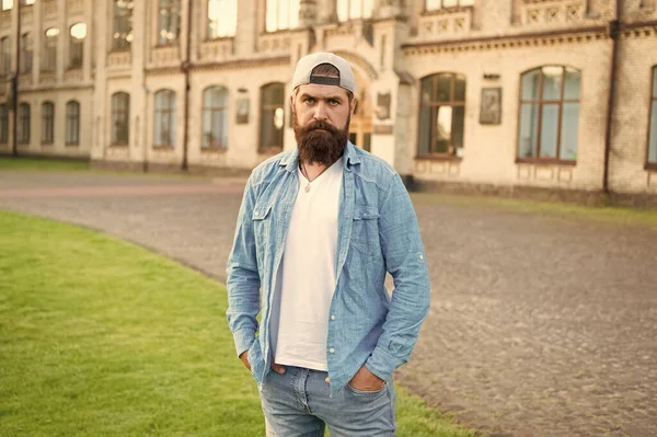 Décontracté et confortable. Mode de vie hippie. Cool hipster avec barbe porter une casquette de baseball élégant. Brutal bel homme hipster reposant le jour de l'été. Homme barbu style branché hipster. Guy tenue moderne — Photo