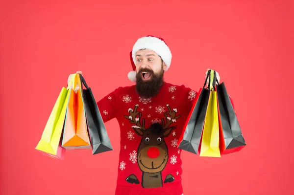 Aileye hediyeler. Noel Baba geliyor. Sakallı hippi alışveriş çantası taşır. Hediyeli paketler. Mutlu adam hediyeler aldı. Başlangıçta planladığından fazlasını harcıyorsun. Alışverişkolik bir kavram. Noel hediyeleri — Stok fotoğraf