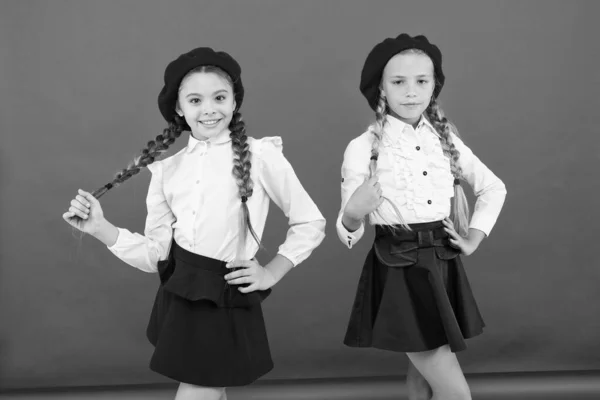 Niños felices en uniforme. Niñas en boina francesa. Educación en el extranjero. Moda infantil. amistad y hermandad. mejores amigos. Programa de intercambio internacional. amigos de la escuela. Feliz graduado —  Fotos de Stock