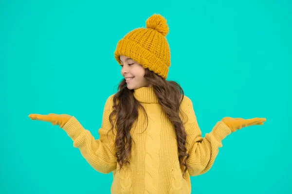 雪なの?。寒い季節のファッション。暖まるなよ。子供のための冬の活動。小さな女の子の好きなセーター。帽子と手袋のアクセサリー。インフルエンザは無し。冬休みの準備をしろ。トレンドのニットウェア — ストック写真