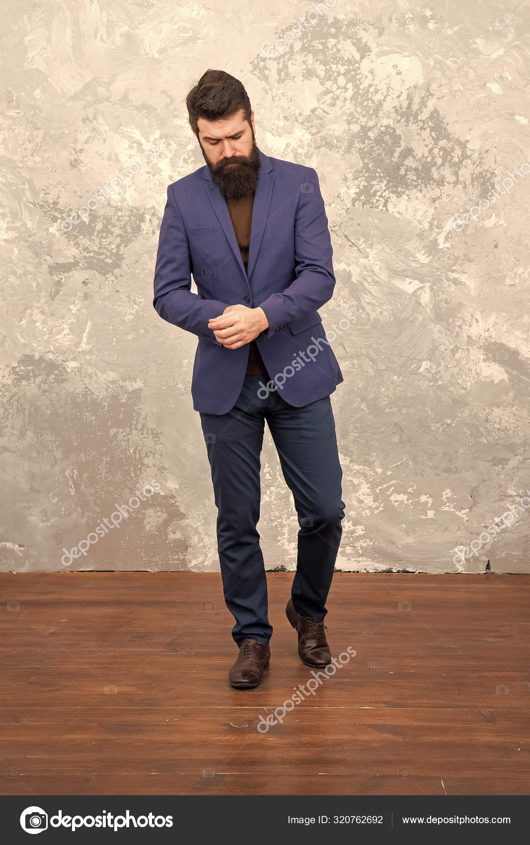 Mode stijl. elegante man met baard. Mannelijk mode model. Volwassen zakenman lopen. Kleermaker of modeontwerper. Moderne leven. bebaarde hipster in formeel pak. Business Fashion. succes en fortuin Sto...