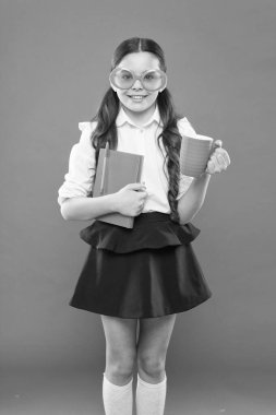 Öğle yemeği saatinde çay molası vermek. Edebiyat çalışma. Öğrenci çalışmayı sever. Küçük bir kız okul zamanının tadını çıkarıyor. Mutlu küçük kız öğrenci dersiçin hazır. Kitaplı sevimli çocuk. Yabancı dil eğitimi