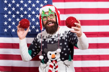 Mutlu yıllar. Noel Baba 'nız ve yeni yılınız kutlu olsun. Amerikan bayrağında gülümseyen sakallı adam. İyi tatiller. Mutlu noeller. ABD 'de tatil sezonu