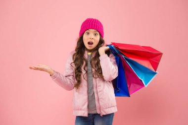 Düşen fiyatlar. Sürpriz müşteri, ürünleri pembe arka planda sunuyor. Alışveriş yapan küçük bir çocuk. Sezon indirimi. En iyi seçenek. Kara Cuma ve siber pazartesi indirimi. Büyük sonbahar indirimi, kopyalama alanı