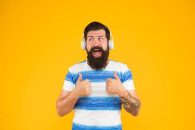 Mutlu sakallı meloman kulaklıklar. Mega vuruş. Şehirde yaz mevsimi. Boş zaman. Yaz şarkı listesi. Yaz müziği karışımı. Hipster adam, sarı arka plan şarkısını dinle. Yaz tatilinin tadını çıkar. Rahatlamak için melodi