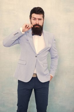 Şık damat. Onun çarpıcı gevrek takım ceket ile Açıklama. Stilist moda uzmanı. Takım elbise tarzı. Damat için moda trendleri. Damat sakallı hipster adam açık mavi smokin ve papyon giymek. Düğün günü