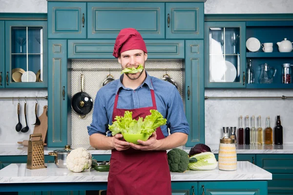 Posilovací dieta. Nejlepší jídlo. Zdravé jídlo. Vegetariánský recept. Veganský kuchař v kuchyni. Diety a organické potraviny. Vousatý kuchař. Šéfkuchař v klobouku. Kulinářská třída. Učím připravovat jídlo. Správná výživa — Stock fotografie