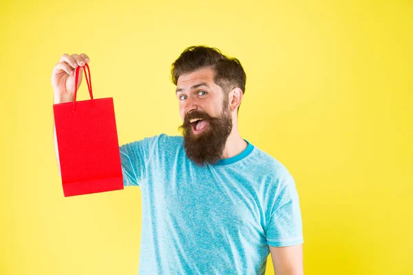 Best offer. Man with gift package. Buy product. little pleasantness. bearded man go shopping. mall for men. mature male beard with fashion purchase. happy hipster hold paperbag. copy space — Stock Photo, Image