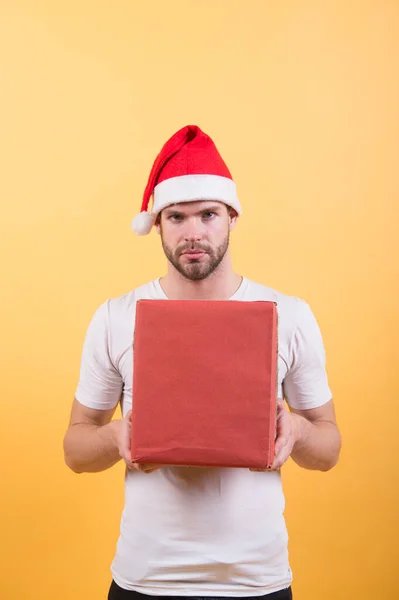 Leveransservice. Kurirockupation. Önskelista. Mannen stilig bära tomte hatt hålla presentförpackning. Hipster håller julklapp. Ge gåva sprida lycka. Gratulationskoncept. Julhälsningar — Stockfoto