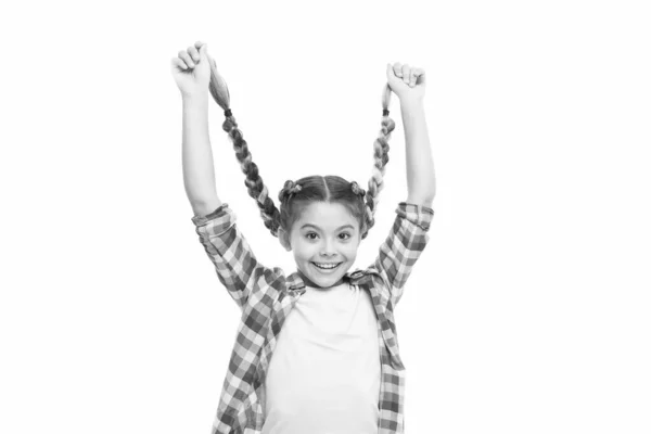 Feliz infancia. Niña pequeña con el pelo largo trenzado. Peluquería. Divirtiéndose. Peinado bricolaje. Niña trenzas largas. Tendencia de moda. Bonita chica de moda. Peinado femenino. Adorable niño bonito peinado —  Fotos de Stock