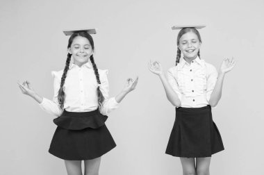 Nefes almaya başla. Okula dönüyorum. Kitapçıda ya da kütüphanede sınıf arkadaşları. Meditasyon. Mutlu kızlar ders kitaplarıyla çalışır. Edebiyat dersi. Çocuklar yoga edebiyatı. Kitaplı küçük kızlar. yoga okulu