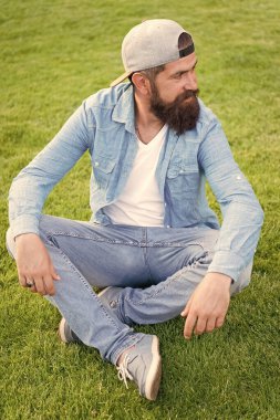 Hipster yaşam tarzı. Sakallı cool hipster şık beyzbol şapkası giymek. Acımasız yakışıklı hipster adam yaz günü istirahat. Sakallı adam moda hipster tarzı. Guy modern kıyafet. Rahat ve rahat