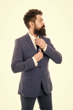 Sakallı adam kendinden emin duruşu bembeyaz. Sakallı hippi resmi ofis çalışanı. İş adamı resmi takımı. Modern iş adamı ofiice işçisi. Ofis hayatı konsepti. Burada patronun kim olduğunu biliyor.