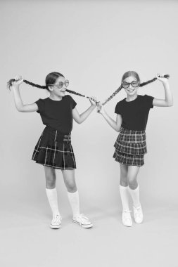 Güneş gözlüklü komik çocuklar. yaz tatili. parti zamanı. okul balo partisi. kırmızı moda kızlar. damalı etekli mutlu küçük kızlar. Okul üniformalı komik çocuklar. yaz eğlencesi. kızlar yaz için hazır