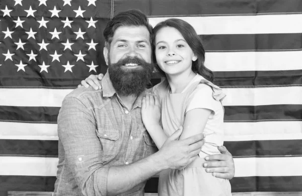 国家の栄光アメリカの国旗にあごひげを生やした男と小さな子供。7月4日に祝日を祝うアメリカの家族。国家と愛国教育と育成 — ストック写真