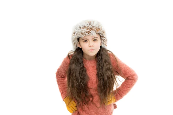 Στατικό και φριζάρισμα. Αξιολάτρευτο παιδί μακριά μαλλιά μαλακό γούνινο καπέλο. Παιδική φροντίδα. Κορίτσι μακριά μαλλιά φορούν γούνινο καπέλο λευκό φόντο. Χειμερινό σαμπουάν και conditioner πρόληψη ζημιών στα μαλλιά. Αντιστατικό προϊόν μαλλιών — Φωτογραφία Αρχείου