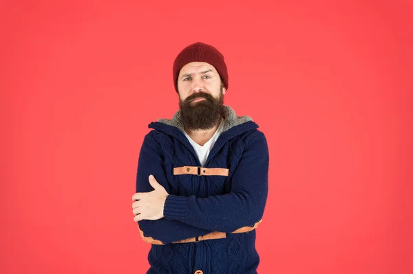 Calidez invernal. cuidado de la barba en invierno. moda masculina. hombre brutal sombrero de punto. accesorio sombrero de punto. abrigo de parka barbudo. calentarse y sentirse cómodo. hipster abajo jacker. infeliz hombre otoño estilo —  Fotos de Stock