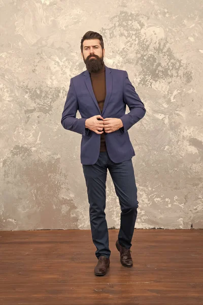 Hombre elegante con barba. La vida moderna. Modelo de moda elegante masculino. Maduro hombre de negocios elegante caminando. Sastre o diseñador de moda. Brutal hipster barbudo en traje elegante formal. Coach de negocios —  Fotos de Stock