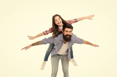 İlk uçuş. Baba ve kızı uçak oyunu oynarlar. Çocuk oyun geniş ayrı elleri ile uçak sinek olarak sinek. Çocuk baba ile oyun keyfini çıkarın. Ebeveynlik eğlencesi. Babalar günü. Yükseke uç. Aktif oyun eğlence konsepti