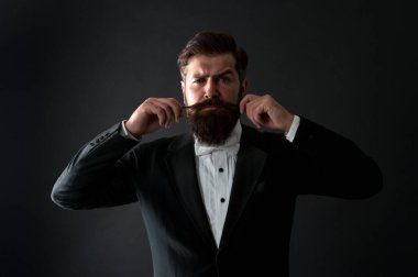 Bıyığıyla gurur duyuyor. Zalim hippi bıyığı. Bıyık. Ciddi adam uzun sakal ve bıyık takıyor. Sakallı, şık bıyıklı bir adam. Berber dükkanı. Berberler