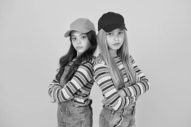 Bilinçli tarzlarına uyan bir moda. Küçük kızlar sarı arka planda kollarını kavuşturuyorlar. Sıradan sokak giysisi tarzında beyzbol şapkası takan küçük çocuklar. Hip hop ya da hipster tarzı.