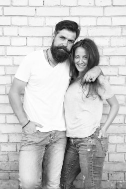 Romantik aşk. Sakallı adam güzel bir kadına sevgiyle sarılıyor. Acımasız hipster ve seksi kadın Erotik aşk. Tuğla duvarda aşık Şehvetli çift