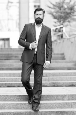 Milyoner. moda takım elbise yakışıklı adam yönetmen. motive girişimci. resmi erkek moda. Klasik stil estetiği. işadamı müdürü. iş başarısı. modern bir görünüm ile iş adamı